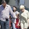 Jason Segel, très complice avec la fille de sa compagne Michelle Williams  à Los Angeles le 6 août 2012 à la sortie du cours de gym de la petite Matilda