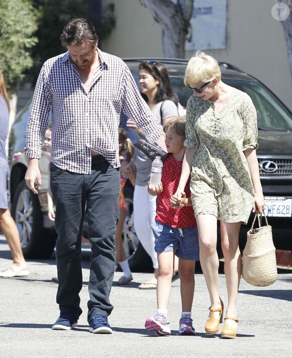 Michelle Williams est allée chercher sa fille Matilda avec son compagnon Jason Segel à Los Angeles le 6 août 2012
