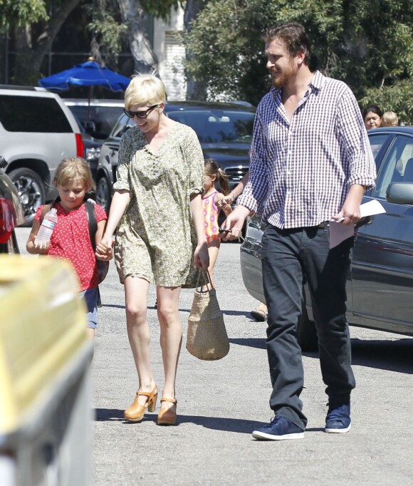 Michelle Williams, sa fille Matilda et son compagnon Jason Segel très complices à Los Angeles le 6 août 2012 à la sortie du cours de gym de la petite fille
