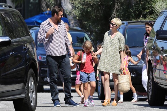 Michelle Williams et Jason Segel, tout sourire après être allés chercher Matilda, petite fille de l'actrice le 6 août 2012 à Los Angeles