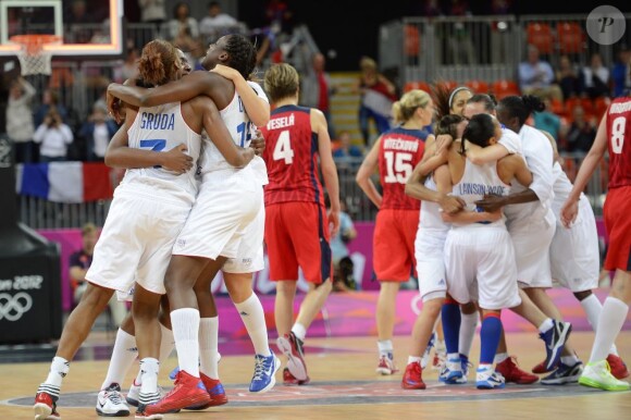 Les filles de l'équipe de France jubilent après avoir obtenu leur qualification pour la demi-finale du tournoi olympique à Londres le 7 août 2012 face à la République Tchèque