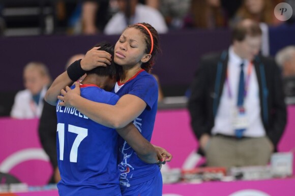 Les filles de l'équipe de France de handball en pleurs après leur défaite surprise en quart de finale du tournoi olympique face au Monténégro le 7 août 2012 à Londres