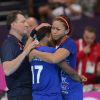 Les filles de l'équipe de France de handball en pleurs après leur défaite surprise en quart de finale du tournoi olympique face au Monténégro le 7 août 2012 à Londres