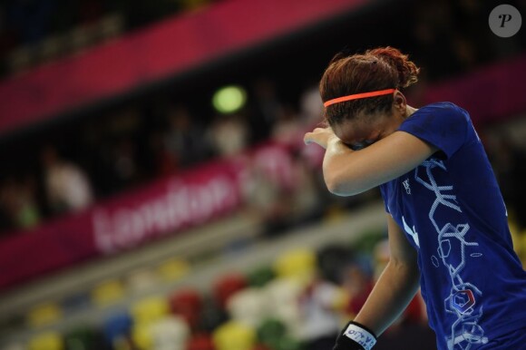 Nina Kanto en pleurs après leur défaite surprise en quart de finale du tournoi olympique face au Monténégro le 7 août 2012 à Londres