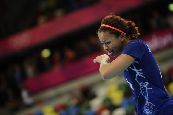 Nina Kanto en pleurs après leur défaite surprise en quart de finale du tournoi olympique face au Monténégro le 7 août 2012 à Londres