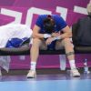 Les filles de l'équipe de France de handball envahies par la tristesse après leur défaite surprise en quart de finale du tournoi olympique face au Monténégro le 7 août 2012 à Londres