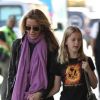 Felicity Huffman arrive à l'aéroport LAX de Los Angeles, le mardi 7 août 2012 avec sa fille Sophia.
