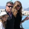 Sylvester Stallone entouré de son épouse Jennifer Flavin, quitte un yacht pour se rendre à l'aéroport de Nice et rejoindre Paris, le mercredi 8 août 2012.