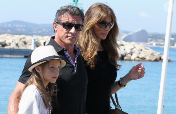 Sylvester Stallone entouré de son épouse Jennifer Flavin, quitte un yacht pour se rendre à l'aéroport de Nice et rejoindre Paris, le mercredi 8 août 2012.