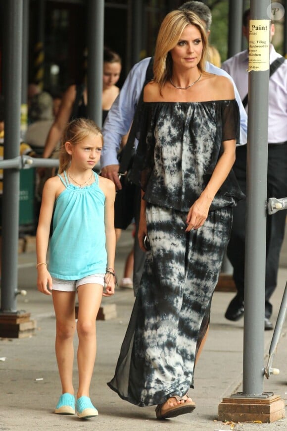 Heidi Klum et son aînée Leni, sept ans, quitte le Bar Pitti après y avoir déjeuné. New York, le 8 août 2012.
