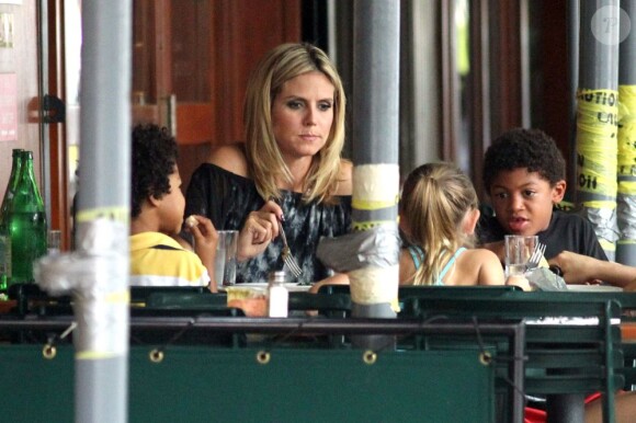 Heidi Klum déjeune avec ses enfants au Bar Pitti sur 6th Avenue. New York, le 8 août 2012.