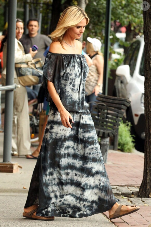 Heidi Klum, stylée dans sa maxi-robe imprimée à New York, le 8 août 2012.