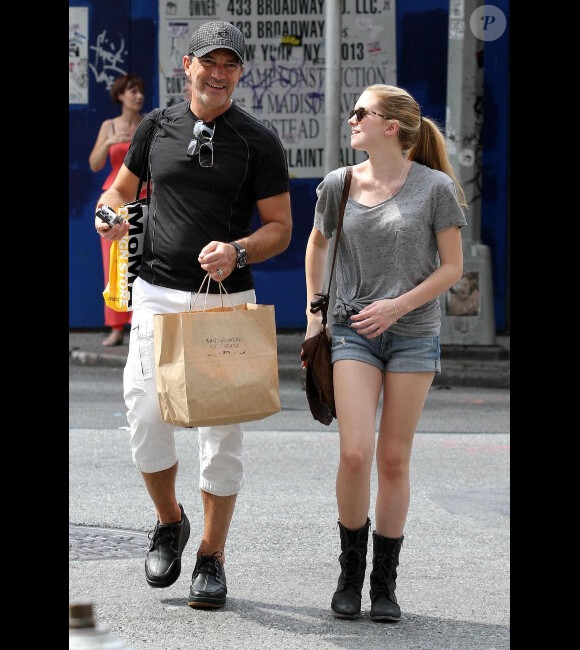 L'acteur Antonio Banderas et sa fille Stella à New York, le 8 août 2012