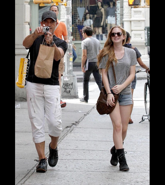 Antonio Banderas et sa fille Stella à New York, le 8 août 2012- L'acteur prend en photo les photographes