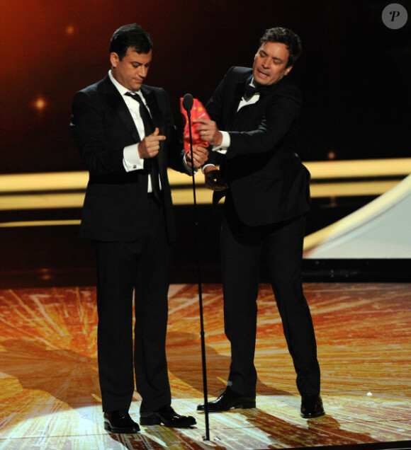 Jimmy Kimmel et Jimmy Fallon en plein sketch lors des Emmy Awards 2011