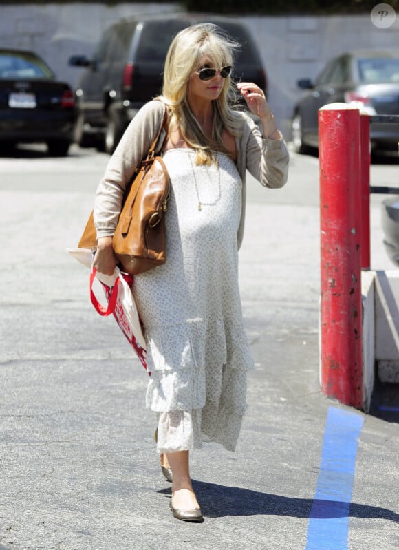 Sarah Michelle Gellar, enceinte et craquante, s'offre une séance de shopping à Westwood le 9 août 2012