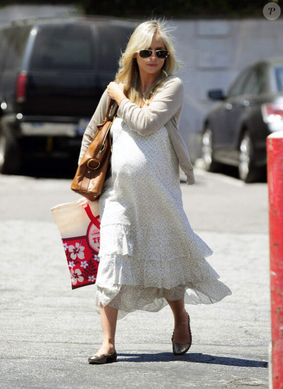Sarah Michelle Gellar, enceinte, fait du shopping à Westwood le 9 août 2012
