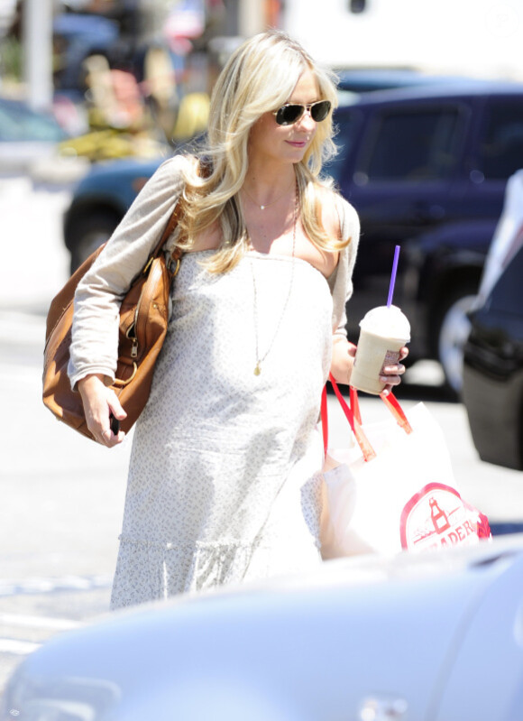 Sarah Michelle Gellar, enceinte, ne peut s'empêcher de sourire lorsqu'elle fait du shopping à Westwood le 9 août 2012