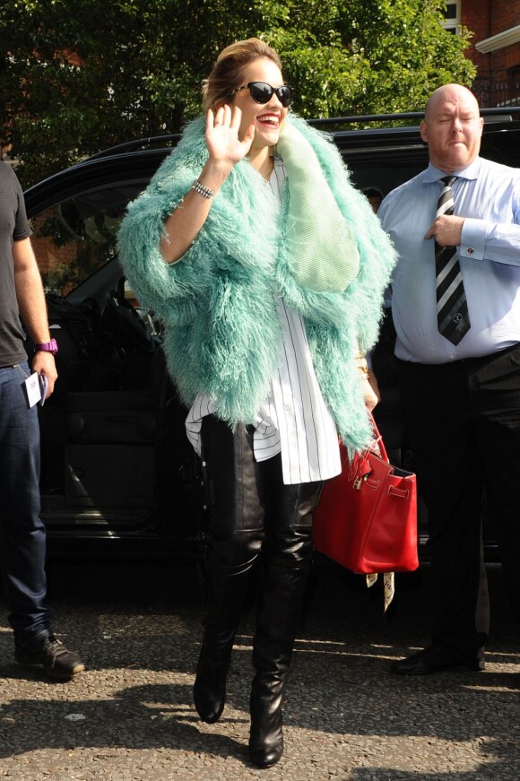 Rita Ora, ravie d'arriver aux studios de Radio 1 à Londres, le 10 août 2012.