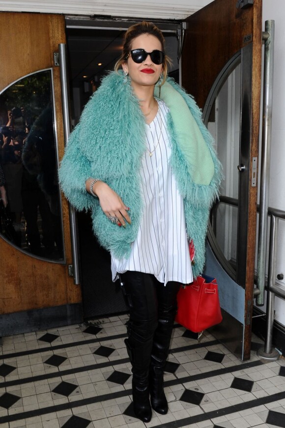 Veste en fourrure et bottes de cuir : Rita Ora quitte les studios de la station Radio 1 où elle effectuait une petite performance live. Londres, le 10 août 2012.