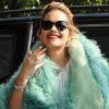 Rita Ora avait peut-être un peu chaud avec sa veste en fourrure lors de son arrivée aux studios de Radio 1 à Londres, le 10 août 2012.
