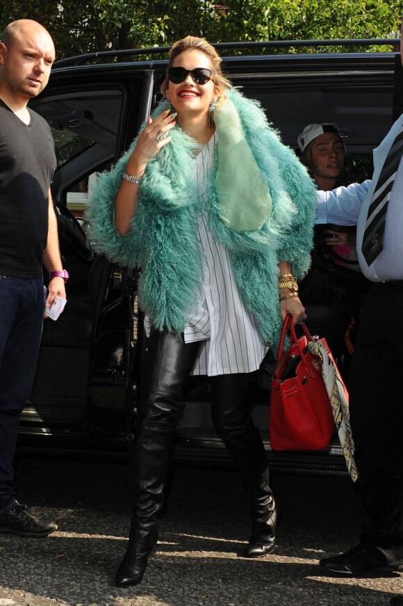 Rita Ora avait peut-être un peu chaud avec sa veste en fourrure lors de son arrivée aux studios de Radio 1 à Londres, le 10 août 2012.