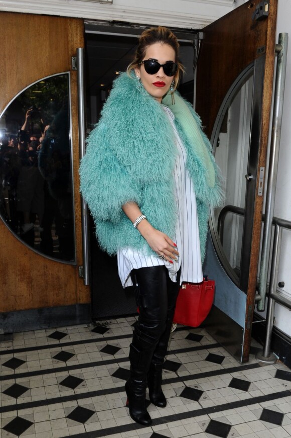 Rita Ora quitte les studios de la station Radio 1 où elle effectuait une petite performance live. Londres, le 10 août 2012.