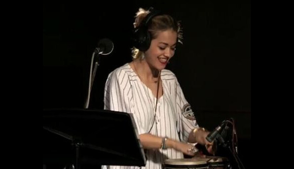Rita Ora en studio lors d'une performance live dans le Live Lounge de la station Radio 1. Londres, le 10 août 2012.