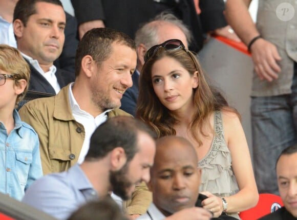 Dany Boon et sa femme Yaël dans les tribunes du Parc des Princes le 11 août 2012 pour la rentrée du Paris Saint-Germain en Ligue 1, tenu en échec (2-2) par Lorient lors de la 1e journée de championnat.