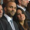 Tony Parker et sa compagne Axelle dans les tribunes du Parc des Princes le 11 août 2012 pour la rentrée du Paris Saint-Germain en Ligue 1, tenu en échec (2-2) par Lorient lors de la 1e journée de championnat.
