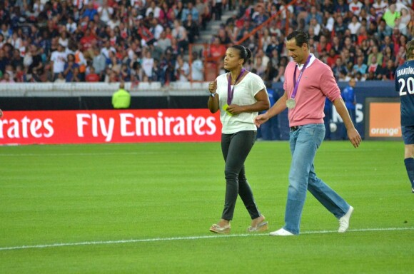 Les médaillés olympiques de Londres Lucie Décosse (judo, or) et Michaël Llodra (tennis, argent) ont donné le coup d'envoi au Parc des Princes le 11 août 2012 de PSG-Lorient lors de la 1e journée de championnat de Ligue 1.