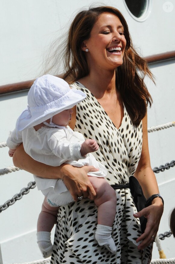 La princesse Marie de Danemark avec sa petite princesse Athena, 6 mois, à bord du Dannebrog amarré à Londres durant les JO, le 11 août 2012.