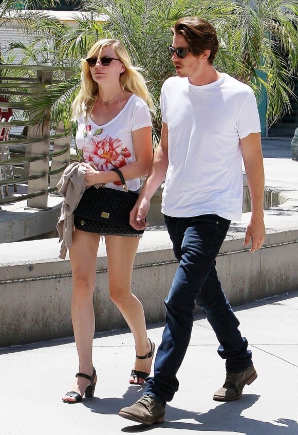 Kirsten Dunst et son petit ami Garrett Hedlund à Los Angeles, le 11 août 2012.