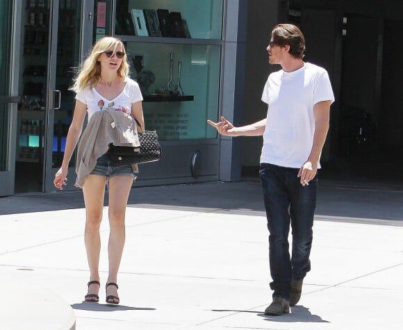Kirsten Dunst et Garrett Hedlund en pleine discussion animée à Los Angeles, le 11 août 2012.