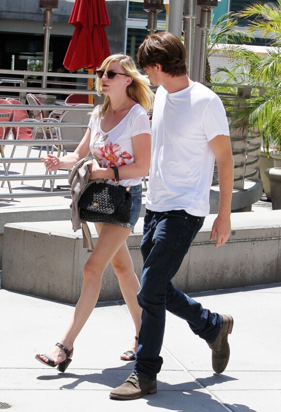 Kirsten Dunst et Garrett Hedlund à Los Angeles, le 11 août 2012. Le couple s'en rencontré sur le tournage de Sur la route.