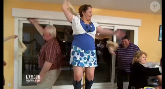 Bénédicte danse chez Thierry dans L'amour est dans le pré 7