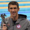 Michael Phelps et son trophée de Plus Grand Athlète Olympique de tous les temps remis par la Fédération internationale de natation (FINA) à Londres, le 4 août 2012.