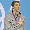 Michael Phelps, main sur le coeur pour entonner l'hymne américain ; une action répétée à quatre reprises lors des JO de Londres.