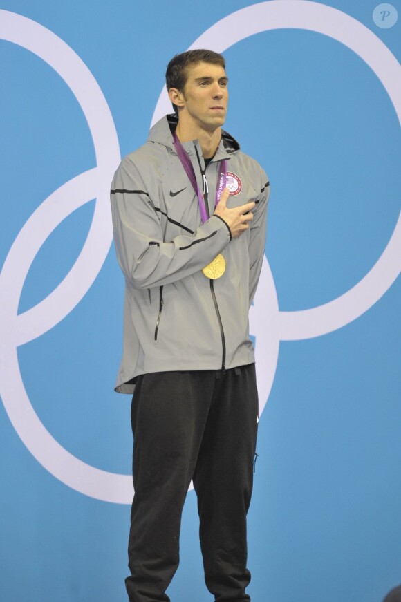 Michael Phelps, main sur le coeur pour entonner l'hymne américain ; une action répétée à quatre reprises lors des JO de Londres.