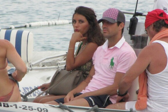 Ces Fabregas (FC Barcelone) et sa compagne Daniella Semaan débarquent à Ibiza le 12 août 2012.