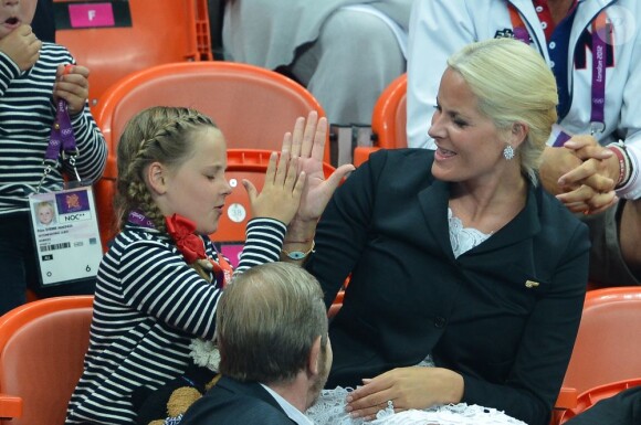 Tope là ! Le prince Haakon et la princesse Mette-Marit de Norvège avec leur enfants Isabella (8 ans) et Sverre (6 ans) le 11 août 2012 lors de la finale Norvège - Monténégro de hand féminin aux JO de Londres.