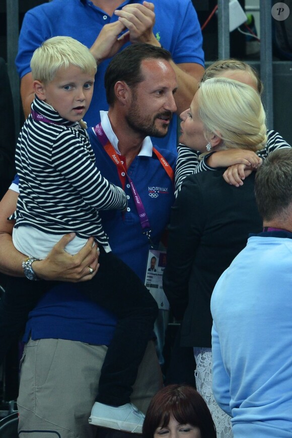 Le prince Haakon et la princesse Mette-Marit de Norvège avec leur enfants Isabella (8 ans) et Sverre (6 ans) le 11 août 2012 lors de la finale Norvège - Monténégro de hand féminin aux JO de Londres.