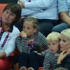 Le prince Haakon et la princesse Mette-Marit de Norvège avec leur enfants Isabella (8 ans) et Sverre (6 ans) le 11 août 2012 lors de la finale Norvège - Monténégro de hand féminin aux JO de Londres.