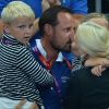 Un baiser pour fêter la médaille d'or ! Le prince Haakon et la princesse Mette-Marit de Norvège avec leur enfants Isabella (8 ans) et Sverre (6 ans) le 11 août 2012 lors de la finale Norvège - Monténégro de hand féminin aux JO de Londres.