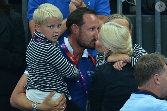 Un baiser pour fêter la médaille d'or ! Le prince Haakon et la princesse Mette-Marit de Norvège avec leur enfants Isabella (8 ans) et Sverre (6 ans) le 11 août 2012 lors de la finale Norvège - Monténégro de hand féminin aux JO de Londres.