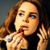Lana Del Rey dans la peau d'une diva glamour devant la photographe Ellen von Unwerth pour le numéro d'août 2012 de Vogue Italia.