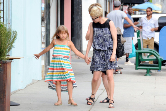 Michelle Williams emmène sa fille Matilda, 6 ans, acheter une nouvelle paire de lunettes, à Los Angeles, le 16 août 2012