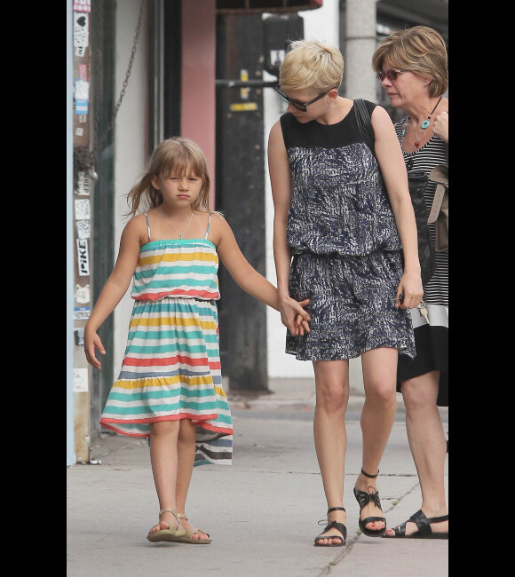 Michelle Williams emmène sa fille Matilda acheter une nouvelle paire de lunettes, à Los Angeles, le 16 août 2012