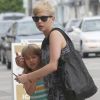 La jolie Michelle Williams emmène sa fille Matilda acheter une nouvelle paire de lunettes, à Los Angeles, le 16 août 2012