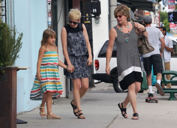 Michelle Williams, sa maman et sa fille Matilda font du shopping à Los Angeles, le 16 août 2012